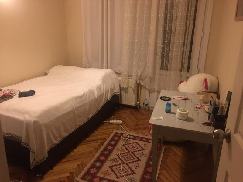 kadıköy merkezde bulunan odamı kiralıyorum.