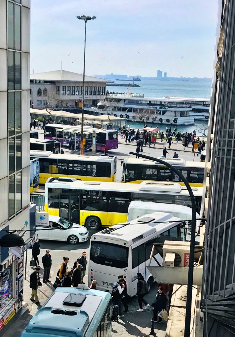 KADIKÖY RIHTIMDA İSKELELERİN TAM KARŞISINDA Kİ EVİMİZE EV ARKADAŞI ARIYORUZ!