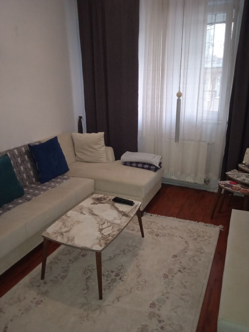 Acil bayan ev arkadaşı arıyorum evi temiz tutacakİnsan gibi insan olsun düzenli tertipli olsun sabah gidiyorum akşam geliyorum yoğun çalışıyorum ilk kira yardımı ni peşin alıyorum çünkü gelen kaldı kira ödemeden kaçtı. 