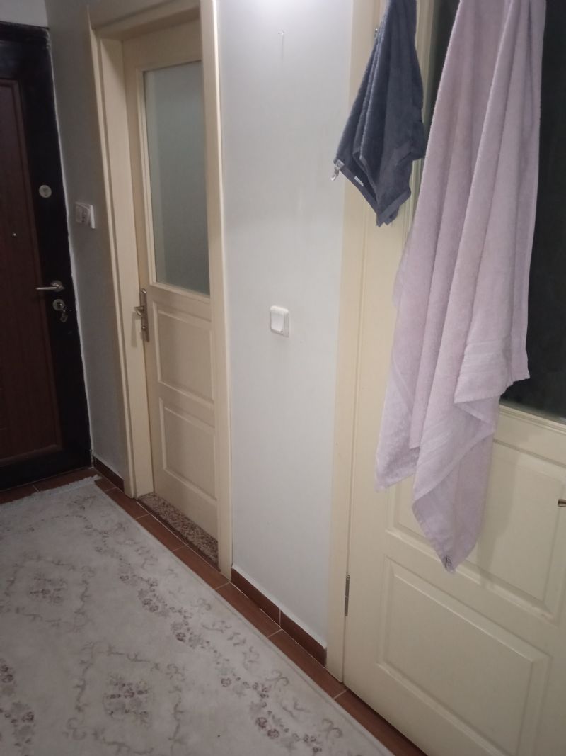 Acil bayan ev arkadaşı arıyorum evi temiz tutacakİnsan gibi insan olsun düzenli tertipli olsun sabah gidiyorum akşam geliyorum yoğun çalışıyorum ilk kira yardımı ni peşin alıyorum çünkü gelen kaldı kira ödemeden kaçtı. 