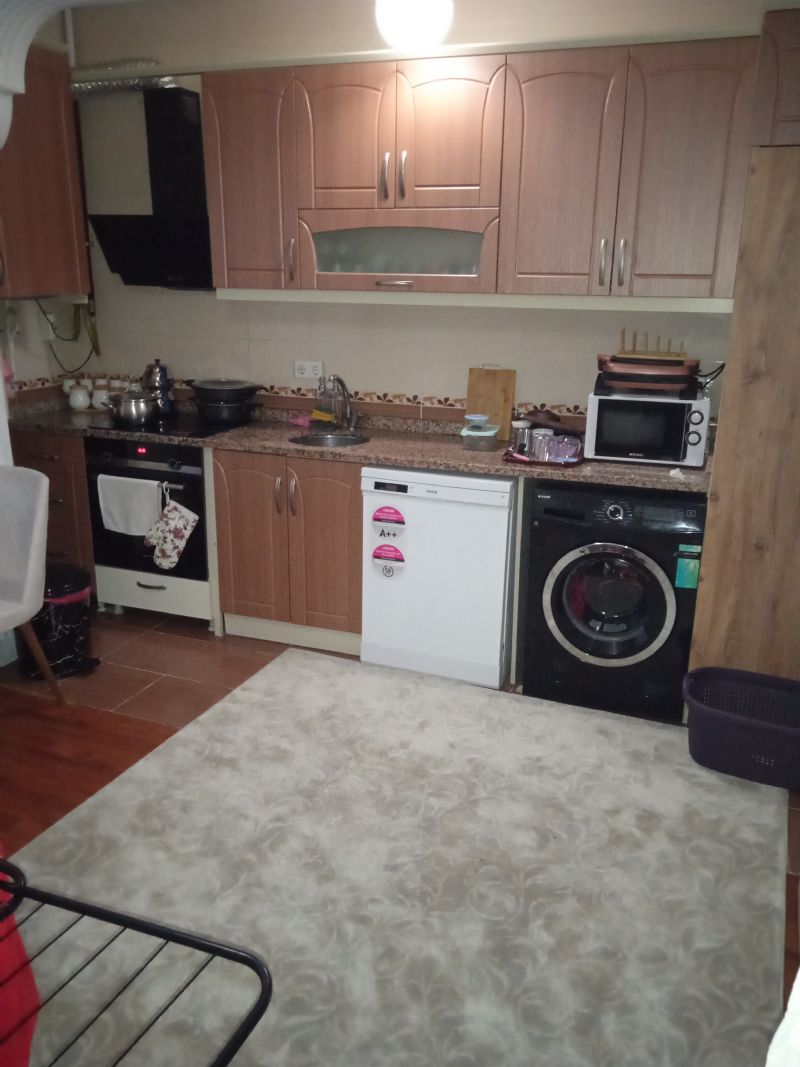 Acil bayan ev arkadaşı arıyorum evi temiz tutacakİnsan gibi insan olsun düzenli tertipli olsun sabah gidiyorum akşam geliyorum yoğun çalışıyorum ilk kira yardımı ni peşin alıyorum çünkü gelen kaldı kira ödemeden kaçtı. 