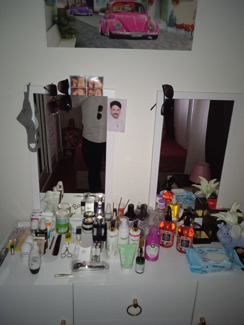 Acil bayan ev arkadaşı arıyorum evi temiz tutacakİnsan gibi insan olsun düzenli tertipli olsun sabah gidiyorum akşam geliyorum yoğun çalışıyorum ilk kira yardımı ni peşin alıyorum çünkü gelen kaldı kira ödemeden kaçtı. 