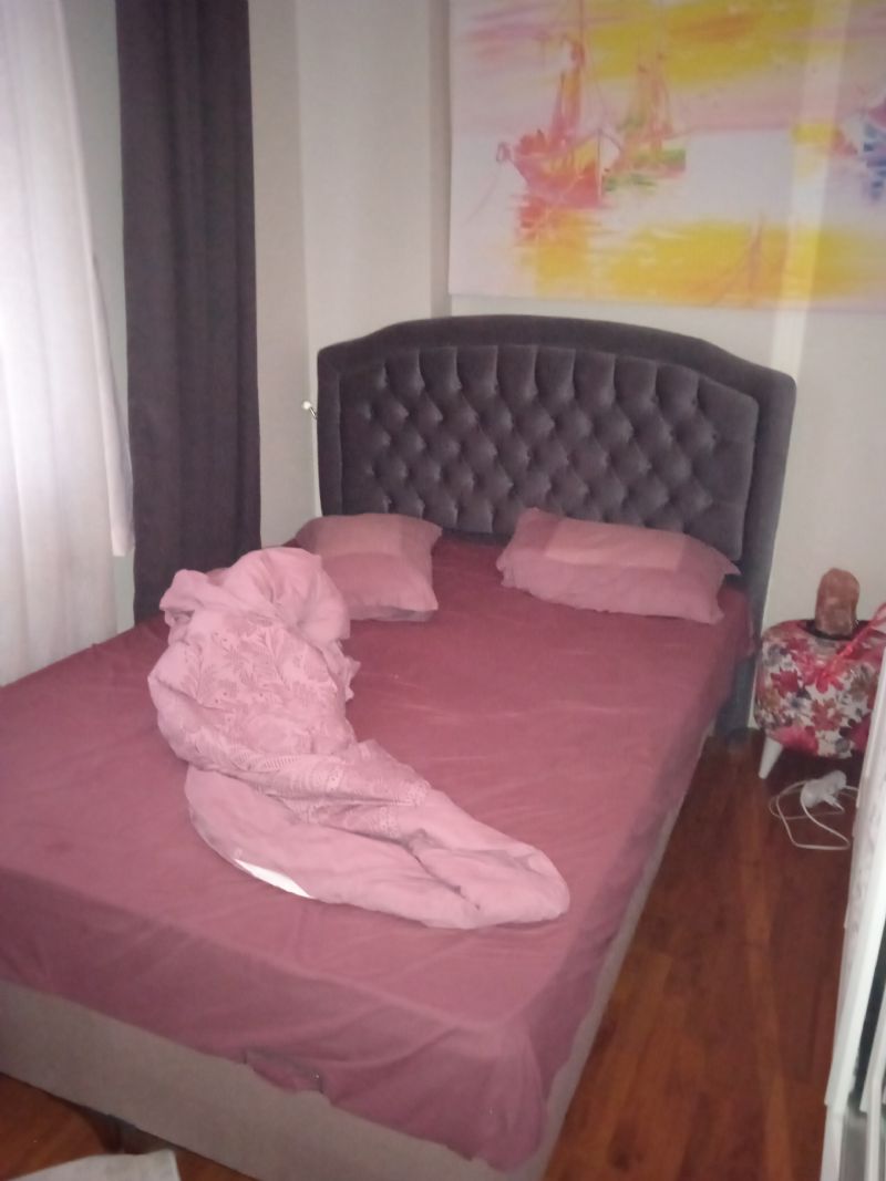 Acil bayan ev arkadaşı arıyorum evi temiz tutacakİnsan gibi insan olsun düzenli tertipli olsun sabah gidiyorum akşam geliyorum yoğun çalışıyorum ilk kira yardımı ni peşin alıyorum çünkü gelen kaldı kira ödemeden kaçtı. 