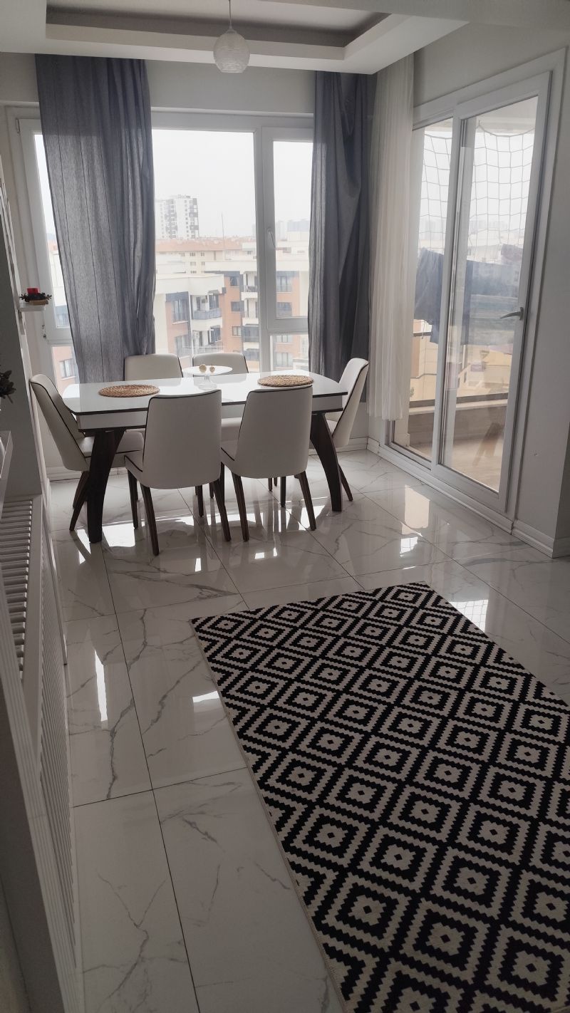 Lüks site içinde eşyalı evime ev arkadaşı arıyorum 