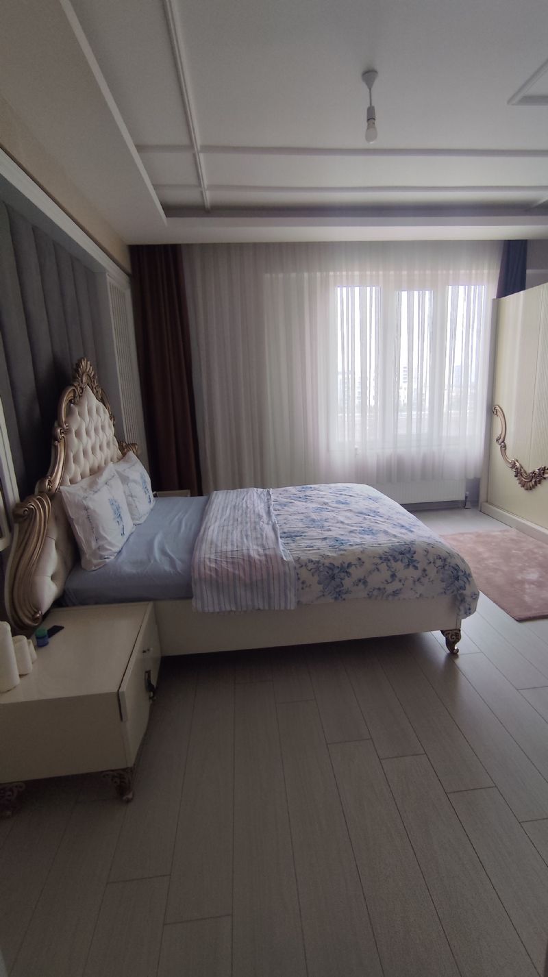 Lüks site içinde eşyalı evime ev arkadaşı arıyorum 