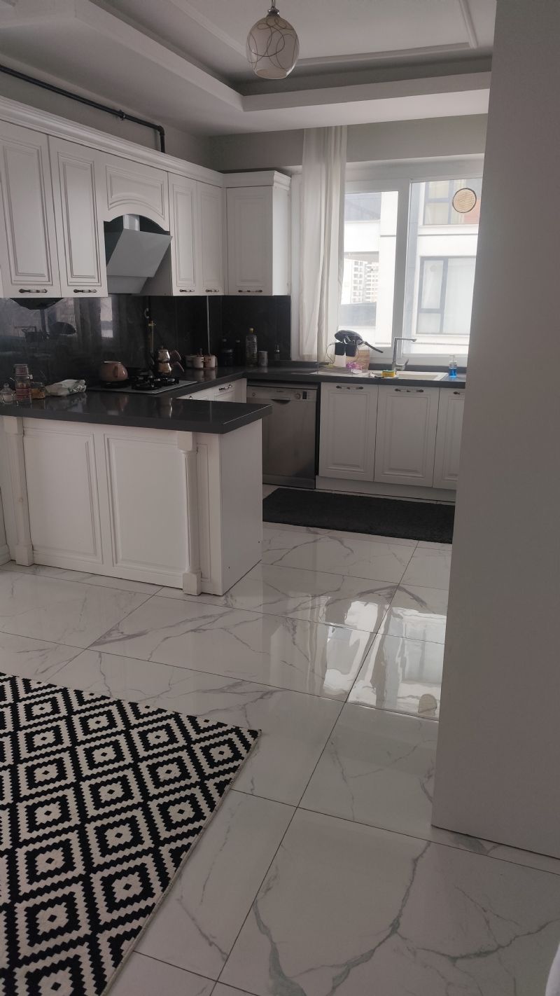 Lüks site içinde eşyalı evime ev arkadaşı arıyorum 